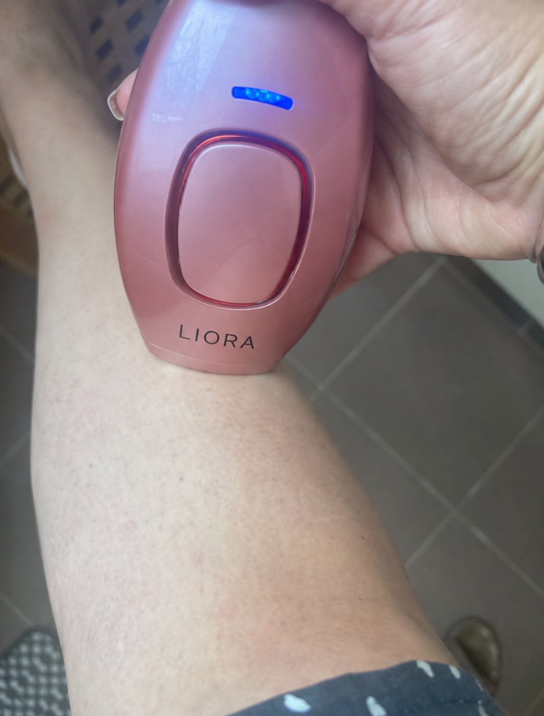 מכשיר IPL ורוד של LIORA בשימוש על הרגל