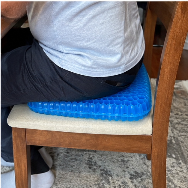 לקוח מחזיק כרית ישיבה ג׳ל של LIORA בבית